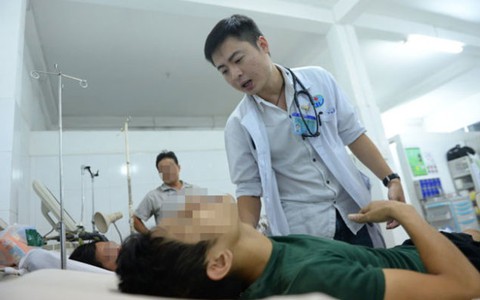 Bác sĩ bỏ giàu sang về quê khám bệnh, cứ như cổ tích