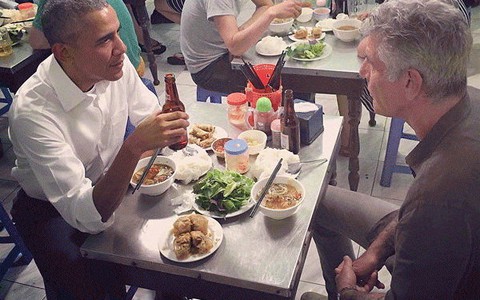 Đầu bếp Bourdain nói gì về bữa ăn với ông Obama?