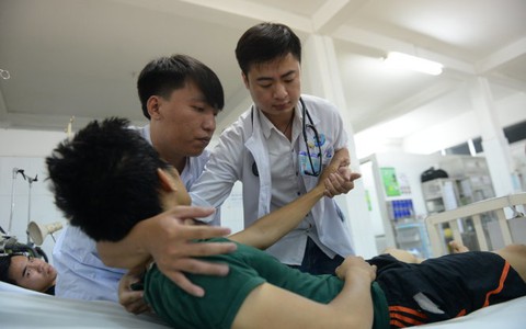 Trò chuyện với bác sĩ Minh bỏ giàu sang về quê khám bệnh