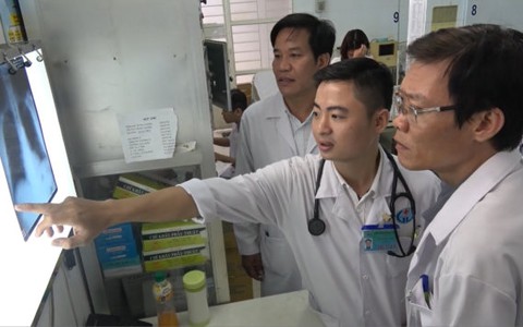 Mẹ bác sĩ Minh dạy con: với người lớn tuổi phải dạ, thưa