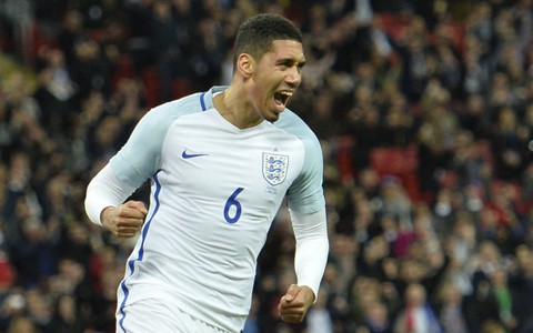 Điểm tin sáng 3-6: Smalling ghi bàn, Anh đánh bại 10 người Bồ Đào Nha