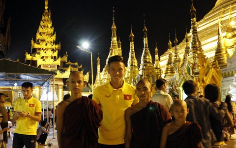 Tuyển VN đi tham quan chùa Vàng Shwedagon