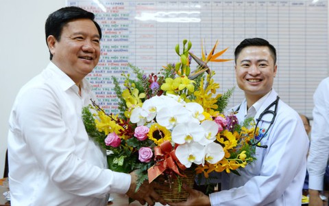 Bí thư Đinh La Thăng đến thăm bác sĩ "từ bỏ giàu sang"