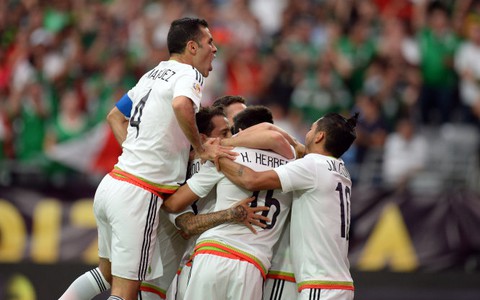 Mexico đánh bại Uruguay trong trận cầu có 2 thẻ đỏ