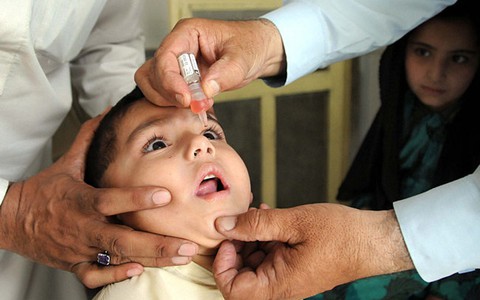 Trẻ em được uống vaccine bại liệt mới
