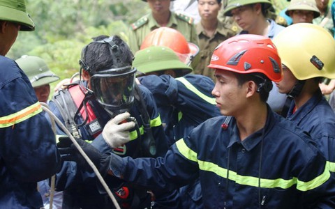 Thanh Hóa: Đưa thi thể phu vàng thứ hai lên khỏi hang