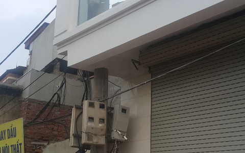 Đề nghị kiểm tra nhà 4 tầng "nuốt” cột điện tại Hà Nội
