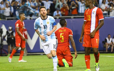 Messi ghi hat-trick, Argentina giành vé vào tứ kết