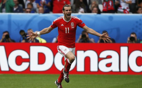 Gareth Bale lập siêu phẩm, Xứ Wales khởi đầu thuận lợi