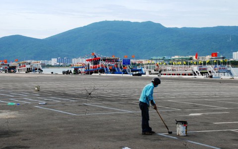 Giao biên phòng kiểm soát tàu du lịch trên sông Hàn
