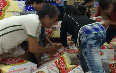 Đại lý giành giật bia khuyến mãi tại siêu thị