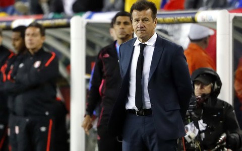 HLV Dunga: “Trọng tài đã thảo luận với ai trước khi ra quyết định?”