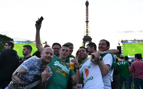 Vỡ òa cảm xúc ở fan
zone