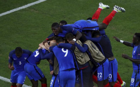 Hạ Albania phút cuối, Pháp giành vé đầu tiên vào vòng knock-out