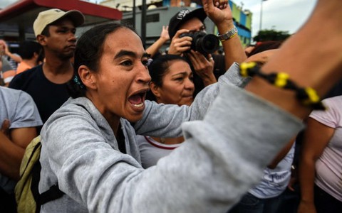 Dân Venezuela tràn vào siêu thị cướp đồ, một TP bị giới nghiêm