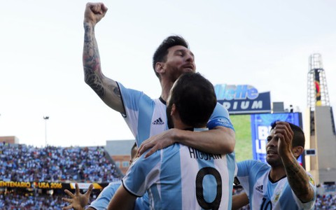 Higuain và Messi ghi bàn, Argentina hạ Venezuela vào bán kết Copa Armeria