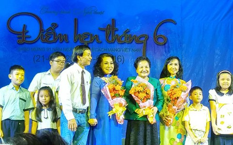 Điểm hẹn tháng 6: tặng 10 phần quà cho học sinh nghèo