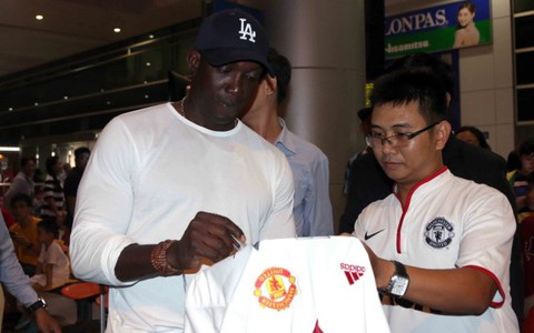 Dwight Yorke và Ronny Johnsen đến TP.HCM đá giao hữu