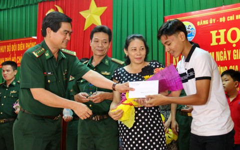 Tuyên dương
19 gia đình quân nhân tiêu biểu