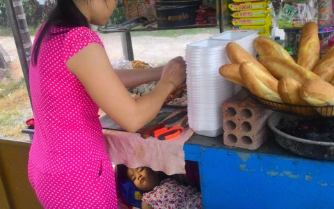 Giấc ngủ trên
xe bánh mì