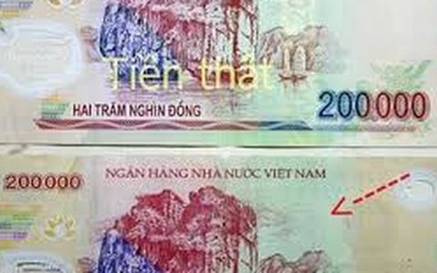 Làm gì khi rút phải tiền giả ở ngân hàng?