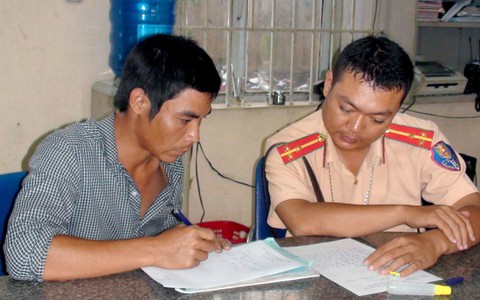 Bị CSGT thổi, cố thủ trong cabin và cho xe nhúc nhích