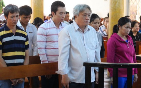 Ông trùm buôn lậu "Tỉ đường" và đồng phạm ra tòa