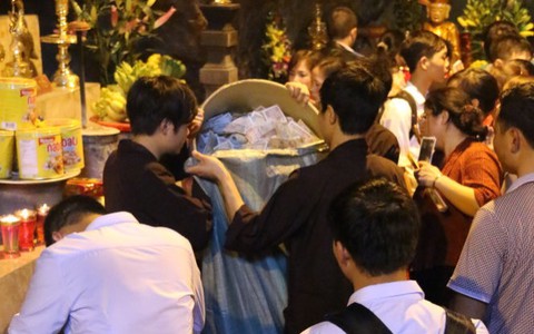 Thu 70 tỉ đồng từ lễ hội
chùa Hương