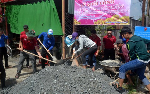 Dành ngày nghỉ giúp dân