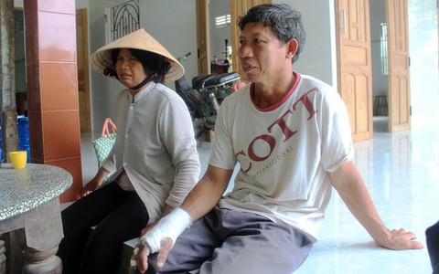 Nhóm người nước ngoài đi xe hơi dàn cảnh giật tiền