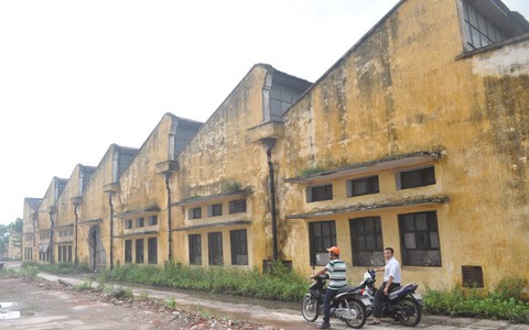 Nhà máy dệt hơn 110 năm tuổi bị đập bỏ tan hoang