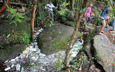Suối Đá Bàn ngập rác