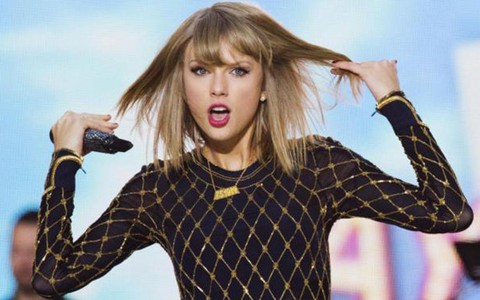 Taylor Swift thu nhập cao hơn Ronaldo và Messi cộng lại