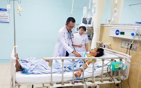 Cứu sống một lơ xe bị bạn nhậu đâm thủng tim