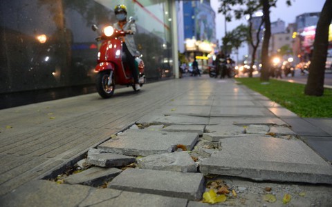 Đường thông thoáng thì xe máy nào đua lên vỉa hè