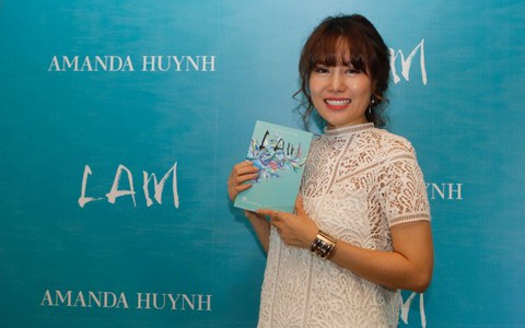 Amanda Huỳnh ra mắt sách với hoa hồng, rượu vang và nhạc Pháp
