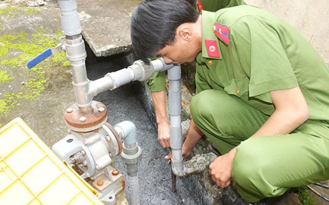Bắt quả tang công ty dệt lụa xả nước thải ra suối