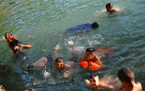 Trẻ em Mai Châu tập bơi
