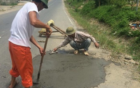 Bức xúc chuyện đăng ảnh sửa đường, bị cán bộ truy hỏi