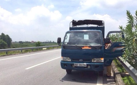 Bị CSGT truy đuổi, trộm bỏ xe trên đường cao tốc