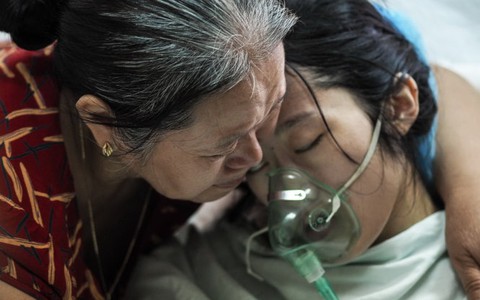 Người mẹ hoãn điều trị ung thư để giữ con đã qua đời