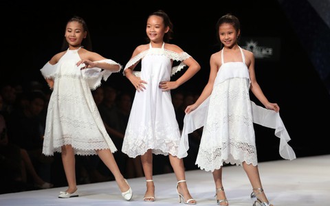 Chọn đầm trắng tinh khôi cho bé