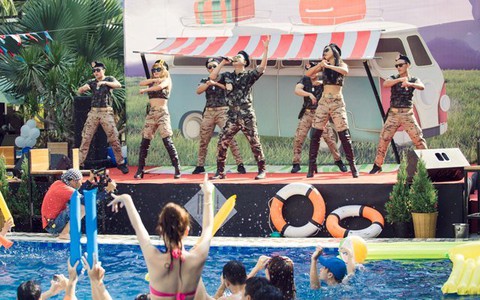 Khi bolero uốn lượn  cùng bikini