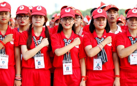 Hơn 2.500 bạn trẻ xếp hình lá cờ đỏ sao vàng