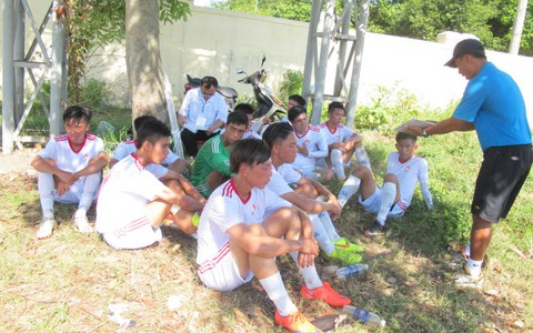 Hội khỏe Phù đồng 2016: đá bóng đá giữa trưa vì… thiếu sân !