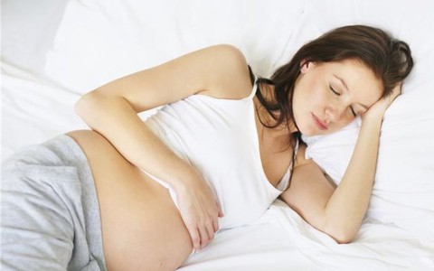 Ngủ ít hay quá nhiều khi mang thai đều không có lợi