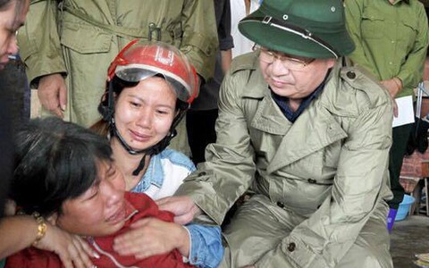 Phó thủ tướng đến vùng lũ chỉ đạo không để dân bị đói