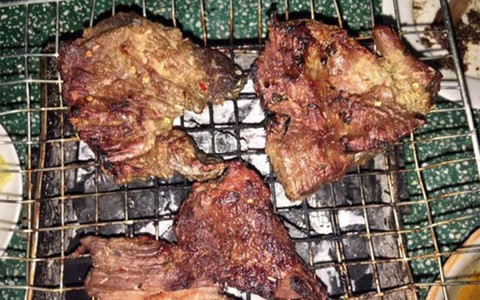 ​Về KrongPa ăn bò một nắng nướng muối kiến lá é