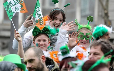 Dân Anh đổ xô xin cấp hộ chiếu Ireland