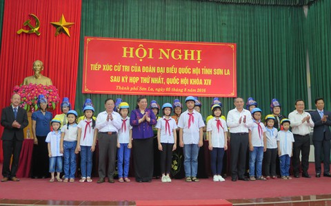 Honda Việt Nam trao tặng 1.000 mũ bảo hiểm cho trẻ em và người dân tỉnh Sơn La